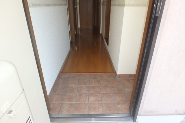 セジュール砂川の玄関|別部屋反転間取のお写真になります。参考にご覧くださいませ。