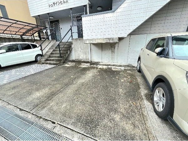 シュラインヒルズの駐車場