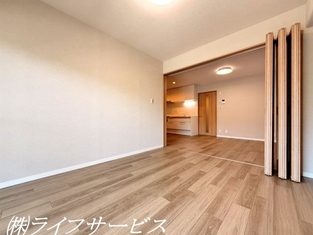 【洋室】 | 野中北スカイハイツ | バルコニー側洋室(1)／南向きのバルコニーに面した陽当り良好のお部屋です！開け放してリビングルームとつなげての使用が可能です！