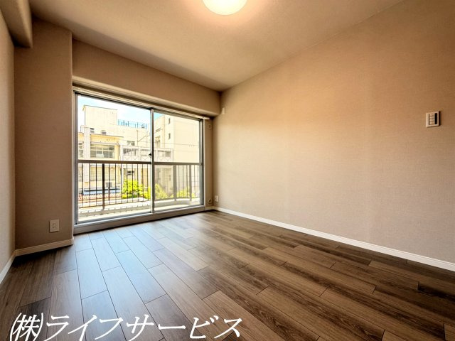 【洋室】 | 野中北スカイハイツ | バルコニー側洋室(1)／南向きのバルコニーに面した陽当り良好のお部屋です！開け放してリビングルームとつなげての使用が可能です！