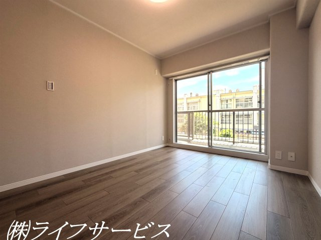 【洋室】 | 野中北スカイハイツ | バルコニー側洋室(２)／南向きのバルコニーに面した陽当り良好のお部屋です！クローゼット有！