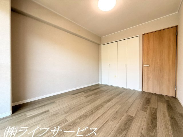 【洋室】 | 野中北スカイハイツ | バルコニー側洋室(２)／南向きのバルコニーに面した陽当り良好のお部屋です！クローゼット有！