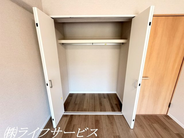 【収納】 | 野中北スカイハイツ | バルコニー側洋室(２)／南向きのバルコニーに面した陽当り良好のお部屋です！クローゼット有！