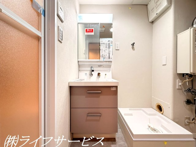 【洗面所】 | 野中北スカイハイツ | シャワー付洗面化粧台／鏡面裏に小物を収納可能です！