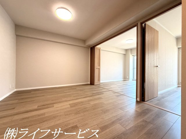 【居間・リビング】 | 野中北スカイハイツ | リビングルーム／室内は全面リフォーム済につきすぐのご入居が可能です！ペットと一緒に暮らせるマンション！