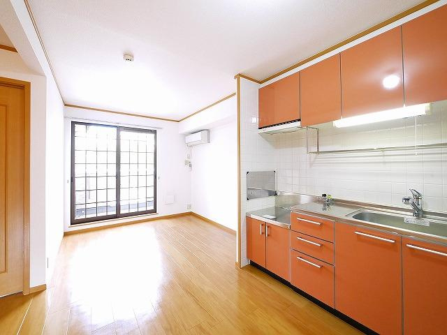 アンソレイエ　（小瀬町）の内装|おしゃれな居間です