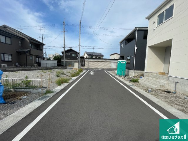 ★現地見学可能！★東近江市中野町　第2期　新築一戸建ての前面道路含む現地写真|周辺は閑静な住宅街！前面道路広々で車の出し入れも便利です。駐車が苦手な方でも安心して車庫入れできます！