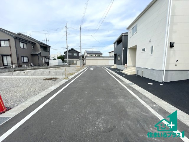 ★19(土)～23(祝)現地見学可能！★東近江市中野町　第2期　ラスト1邸の前面道路含む現地写真|周辺は閑静な住宅街！前面道路広々で車の出し入れも便利です。駐車が苦手な方でも安心して車庫入れできます！