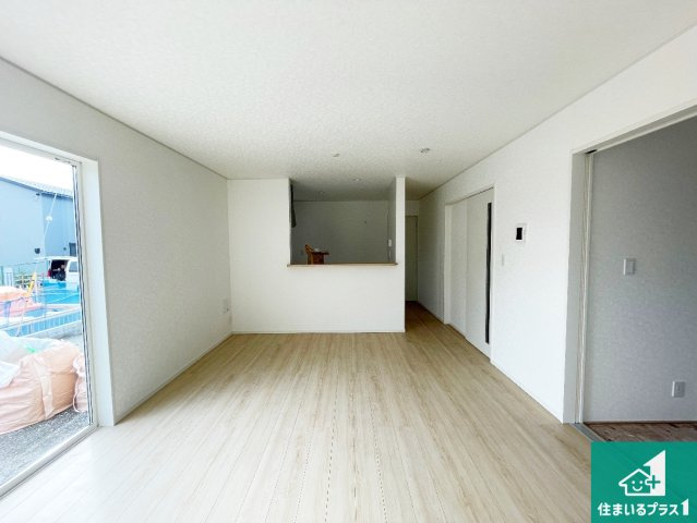 ★19(土)～23(祝)現地見学可能！★東近江市中野町　第2期　ラスト1邸の居間・リビング|日当たり良好の明るいリビングで朝の目覚めもスッキリできそう！対面キッチンでご家族のコミュニケーションも自然と増える設計！小さなお子様が遊ぶスペースを作っても広々とくつろげるLDK！