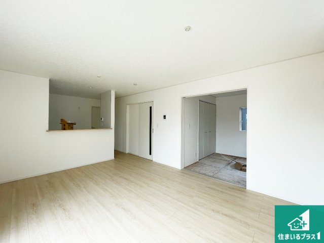 ★19(土)～23(祝)現地見学可能！★東近江市中野町　第2期　新築一戸建ての居間・リビング|シンプルなリビングは、観葉植物等のインテリアを楽しめますね！パパ好みにも、ママ好みにも家具次第で雰囲気を変えることができます！