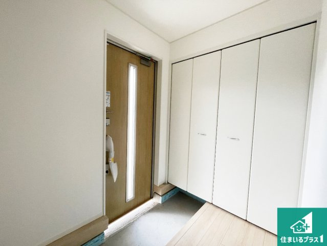 ★現地見学可能！★東近江市中野町　第2期　新築一戸建ての玄関|シューズボックスにはたくさんの靴が収納できるので玄関周りはいつもスッキリ！ご家族が増えても安心！
