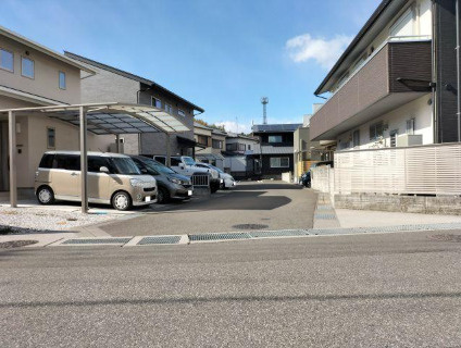 「サンルーム＆ウッドデッキ付」高知市神田　中古一戸建ての前面道路含む現地写真|統一感のある美しい景観が広がる分譲地内。