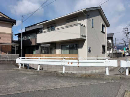 「サンルーム＆ウッドデッキ付」高知市神田　中古一戸建ての外観|陽当り・開放感に恵まれた角地風のロケーション。
