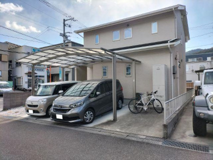 「サンルーム＆ウッドデッキ付」高知市神田　中古一戸建ての前面道路含む現地写真|落ち着いた住宅街に調和するモダンなデザイン。