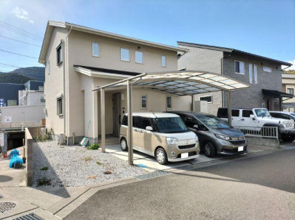 「サンルーム＆ウッドデッキ付」高知市神田　中古一戸建ての駐車場|雨の日も濡れずに乗り降りできるカーポート付。
