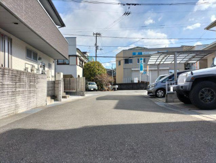 「サンルーム＆ウッドデッキ付」高知市神田　中古一戸建ての前面道路含む現地写真|お車の出し入れや駐車もスムーズなゆとりある幅員。
