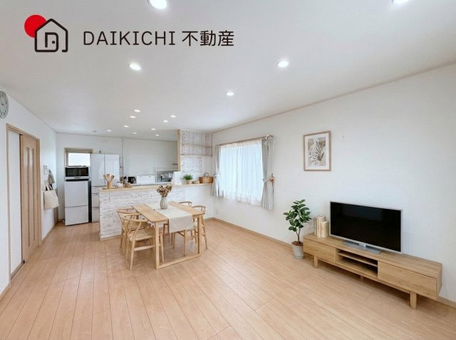 【居間・リビング】 | 行田市大字前谷　中古戸建 | ※家具等をCGで加工しています。※家具付き販売ではございません。