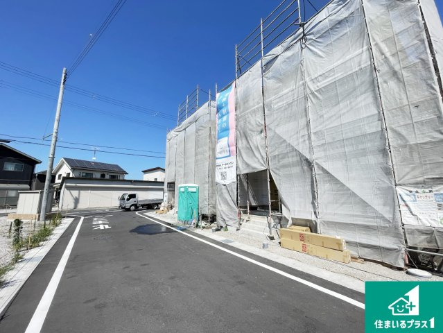 東近江市中野町　第2期　新築一戸建ての前面道路含む現地写真|周辺は落ち着いた街並みの住宅地！子育てがしやすい住環境です！まだ未完成ですが、現地でしかわからない事もございます。是非一度ご覧ください。