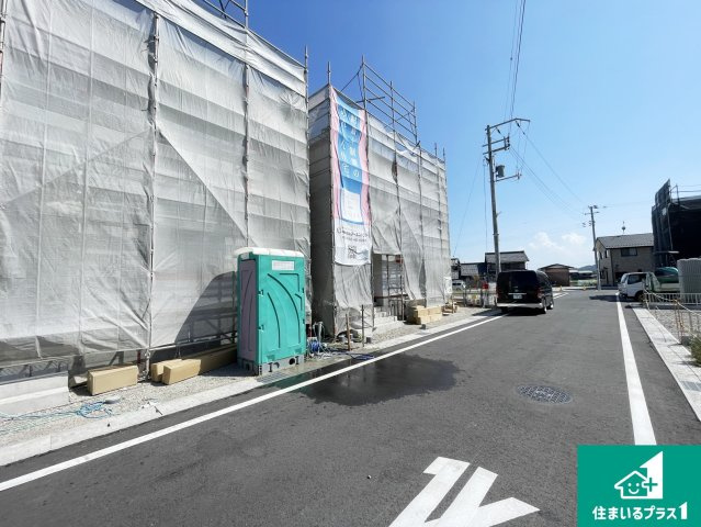 東近江市中野町　第2期　新築一戸建ての前面道路含む現地写真|周辺は落ち着いた街並みの住宅地！子育てがしやすい住環境です！まだ未完成ですが、現地でしかわからない事もございます。是非一度ご覧ください。