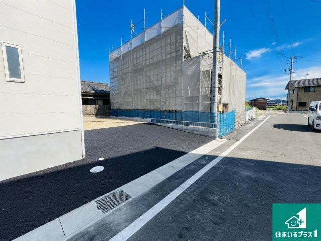 東近江市中野町　第2期　新築一戸建ての前面道路含む現地写真|周辺は閑静な住宅街！前面道路広々で車の出し入れも便利です。駐車が苦手な方でも安心して車庫入れできます！