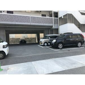 福岡市博多区吉塚７丁目の賃貸マンションの駐車場
