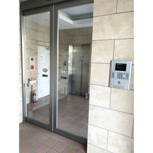 福岡市博多区吉塚７丁目の賃貸マンションのエントランス