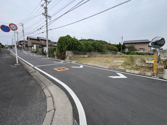 桑名市大字蓮花寺 売土地の前面道路含む現地写真