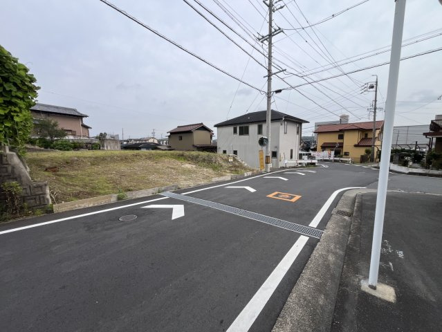 桑名市大字蓮花寺 売土地の前面道路含む現地写真