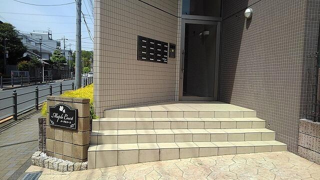 メープルコートのエントランス