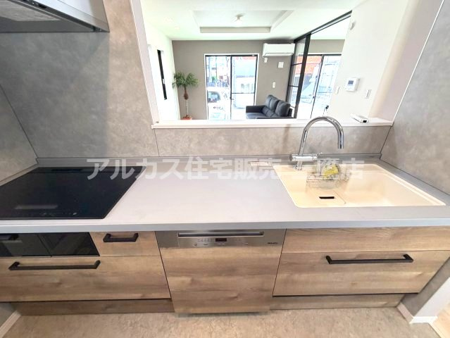 世田谷区北烏山９丁目 京王線 千歳烏山駅 新築戸建のキッチン|ミーレ（Miele）製食洗機やIHクッキングヒーターを備えたワークトップ全景。