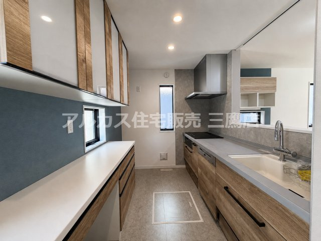 世田谷区北烏山９丁目 京王線 千歳烏山駅 新築戸建のキッチン|背面のカップボードとカウンターを備えた機能的なシステムキッチン全景。