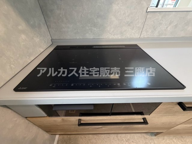 世田谷区北烏山９丁目 京王線 千歳烏山駅 新築戸建のキッチン|フラットでお手入れがしやすい三菱電機製のIHクッキングヒーター。