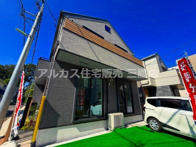 世田谷区北烏山９丁目 京王線 千歳烏山駅 新築戸建の外観|シックなグレーと木目調のアクセントが映えるモダンな建物外観。