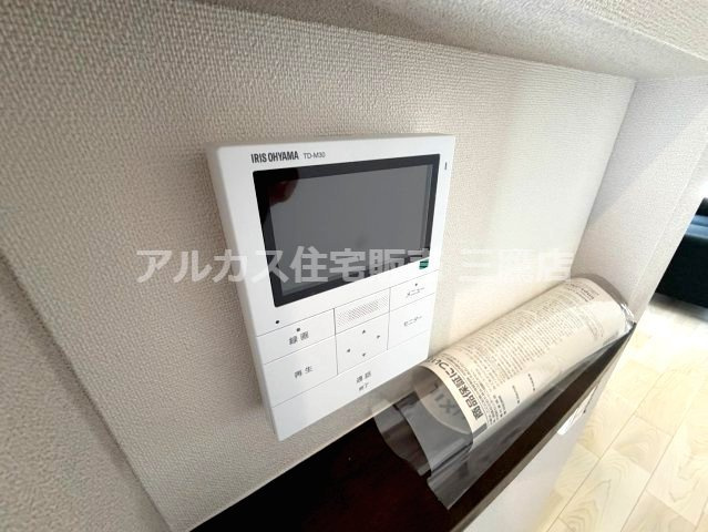 世田谷区北烏山９丁目 京王線 千歳烏山駅 新築戸建のセキュリティ|ニッチ部分に設置されたアイリスオーヤマ製のTVモニター付きインターホン（TD-M30）