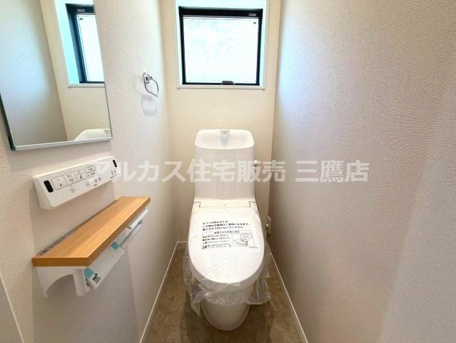 世田谷区北烏山９丁目 京王線 千歳烏山駅 新築戸建のトイレ|小窓付きの清潔感あるトイレ。手洗いカウンターや使いやすい壁掛けリモコンが備わっています。

LINE_ALBUM_北烏山八