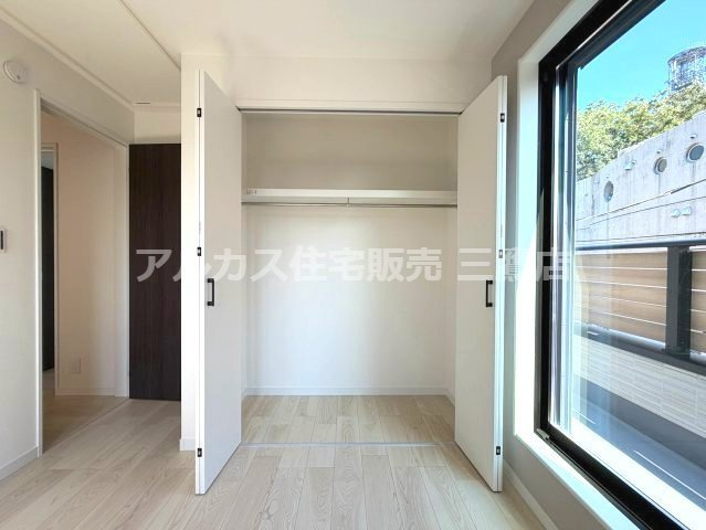 世田谷区北烏山９丁目 京王線 千歳烏山駅 新築戸建の洋室|衣類や荷物をたっぷり収納できる枕棚・ハンガーパイプ付きクローゼット。