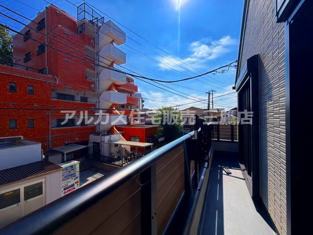 世田谷区北烏山９丁目 京王線 千歳烏山駅 新築戸建のバルコニー|青空が広がる爽やかな眺望と陽当りに恵まれたバルコニー。物干し金物も備え付けられています。