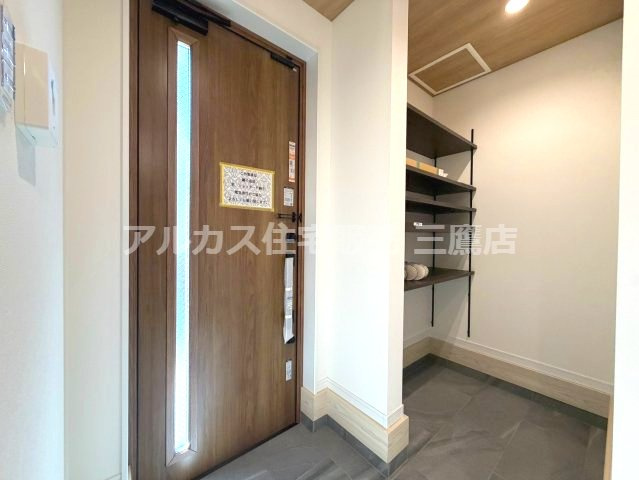 世田谷区北烏山９丁目 京王線 千歳烏山駅 新築戸建の玄関|玄関ホールと可動棚付きシューズクローク。土間から直接アクセスできる使いやすい収納空間です。