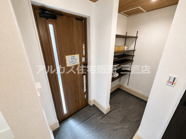 世田谷区北烏山９丁目 京王線 千歳烏山駅 新築戸建の玄関|広々とした玄関スペースとシューズインクローゼットの見渡し。すっきりとした空間設計が特徴です。
