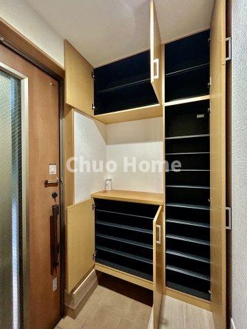 荒川区西尾久8丁目中古住宅の玄関|【玄関】玄関には大型のシューズクローゼットを設置しておりますのでいつでもスッキリりとした空間を保てます。玄関周りを清潔に使うのはとても大事なことですよね。