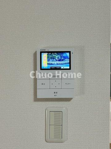 荒川区西尾久8丁目中古住宅のセキュリティ|【モニターホン】誰が来たかすぐにわかるカラーモニター付きインターホン。通話ボタンを押すまでは室内の音は漏れていませんので相手を確かめてから応対できます。