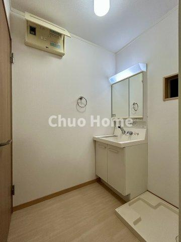 荒川区西尾久8丁目中古住宅の脱衣所|【洗面所】明るい洗面所は朝をすっきりさせてくれる空間です。バタバタしている忙しい朝でも収納が多い洗面台では短い時間で効率良く支度ができます。