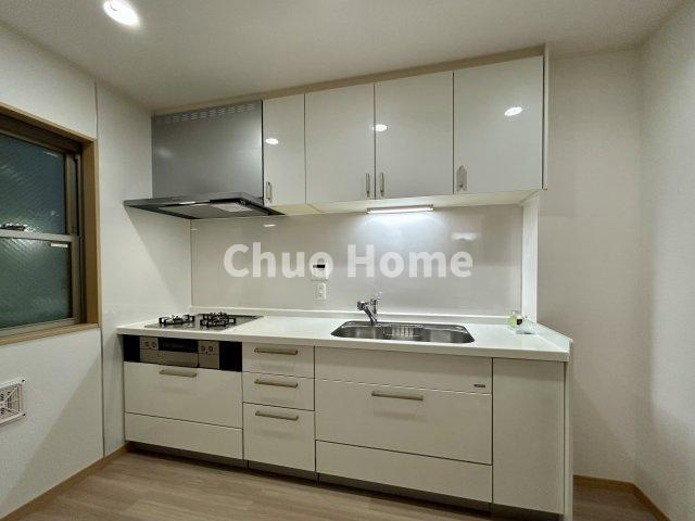 荒川区西尾久8丁目中古住宅のキッチン|【システムキッチン】ワイドで収納豊富な使い勝手の良いシステムキッチンには、伸縮タイプのキッチン水栓、三ツ口コンロ・魚焼きグリルなどの便利な設備が標準完備されています。
