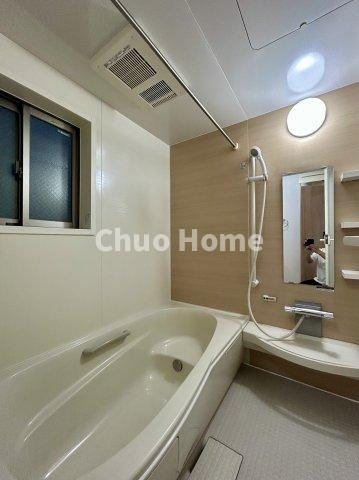 荒川区西尾久8丁目中古住宅の浴室|【バスルーム】暖房換気乾燥機付きシステムバスルーム。暖房・冷風・換気・乾燥など、毎日を快適に過ごせるうれしい機能が揃っています。雨の日の洗濯物も安心です。