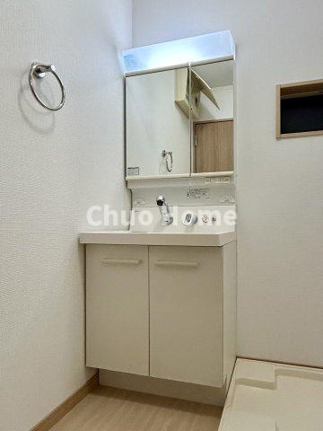 荒川区西尾久8丁目中古住宅の独立洗面台|【洗面化粧台】洗面化粧台には三面鏡を採用。身だしなみを整えやすい事はもちろんですが、鏡の後ろに収納スペースを設ける事により、散らかりやすい洗面スペースをすっきりさせる事が出来るのも嬉しいですね