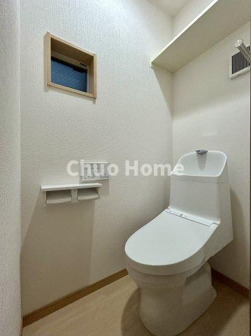 荒川区西尾久8丁目中古住宅のトイレ|【トイレ】 収納スペースをしっかりと確保した温水洗浄便座機能付きトイレ。温水洗浄便座は清潔にお使いいただくための大切なアイテムです。