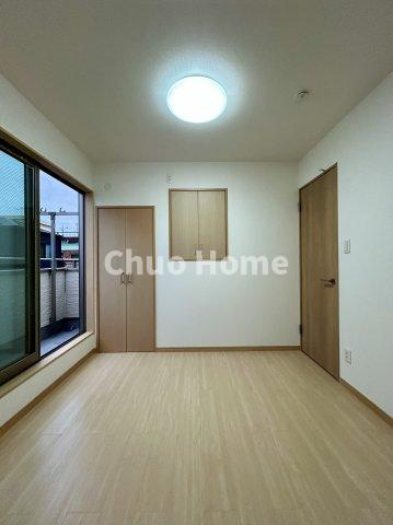 荒川区西尾久8丁目中古住宅の洋室|【洋室】快適に過ごす条件は、一人ひとり違います。だからこそ飾り過ぎないシンプルな内装と偏り過ぎないデザインで統一しております。居住していく中でオーナー様だけの【マイホーム】に創り上げて下さい