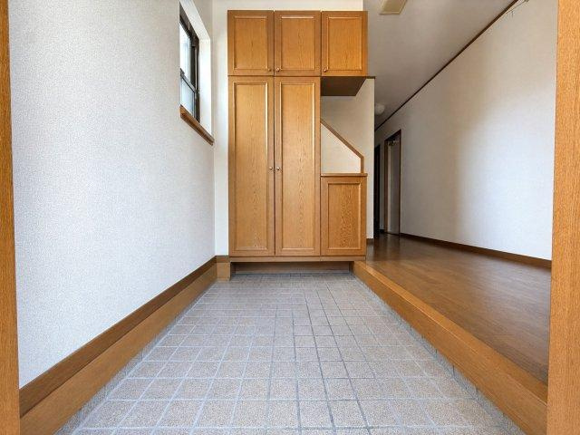 浜町　中古一戸建ての玄関|シューズボックス
■物件内覧・資金計画相談・住宅ローン相談、リフォーム相談、お問合せ受付中■
※当日・翌日のご内覧、ご相談はお電話でのお問合せがスムーズです！