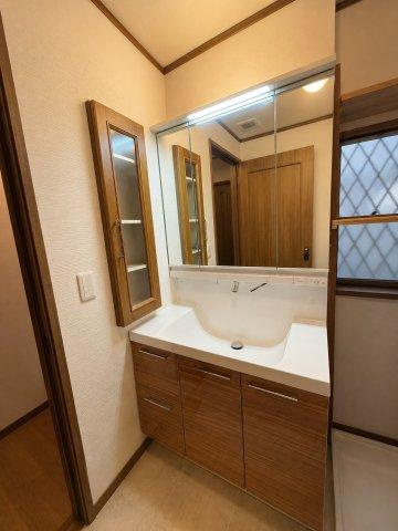 浜町　中古一戸建ての独立洗面台|■物件内覧・資金計画相談・住宅ローン相談、リフォーム相談、お問合せ受付中■
※当日・翌日のご内覧、ご相談はお電話でのお問合せがスムーズです！