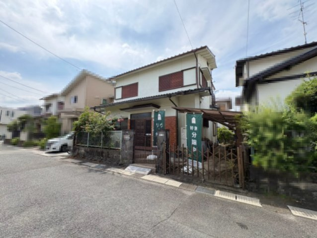 長岡京市柴の里の前面道路含む現地写真|間口、奥行き共にゆとりのある土地のため、お客様の要望を詰め込んだ理想の住まいが建築できそうです！